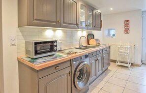 Kjøleskap, kokeplater, oppvaskmaskin og kaffetrakter/tekoker