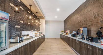 La Quinta Inn and Suites by Wyndham Houston Spring South