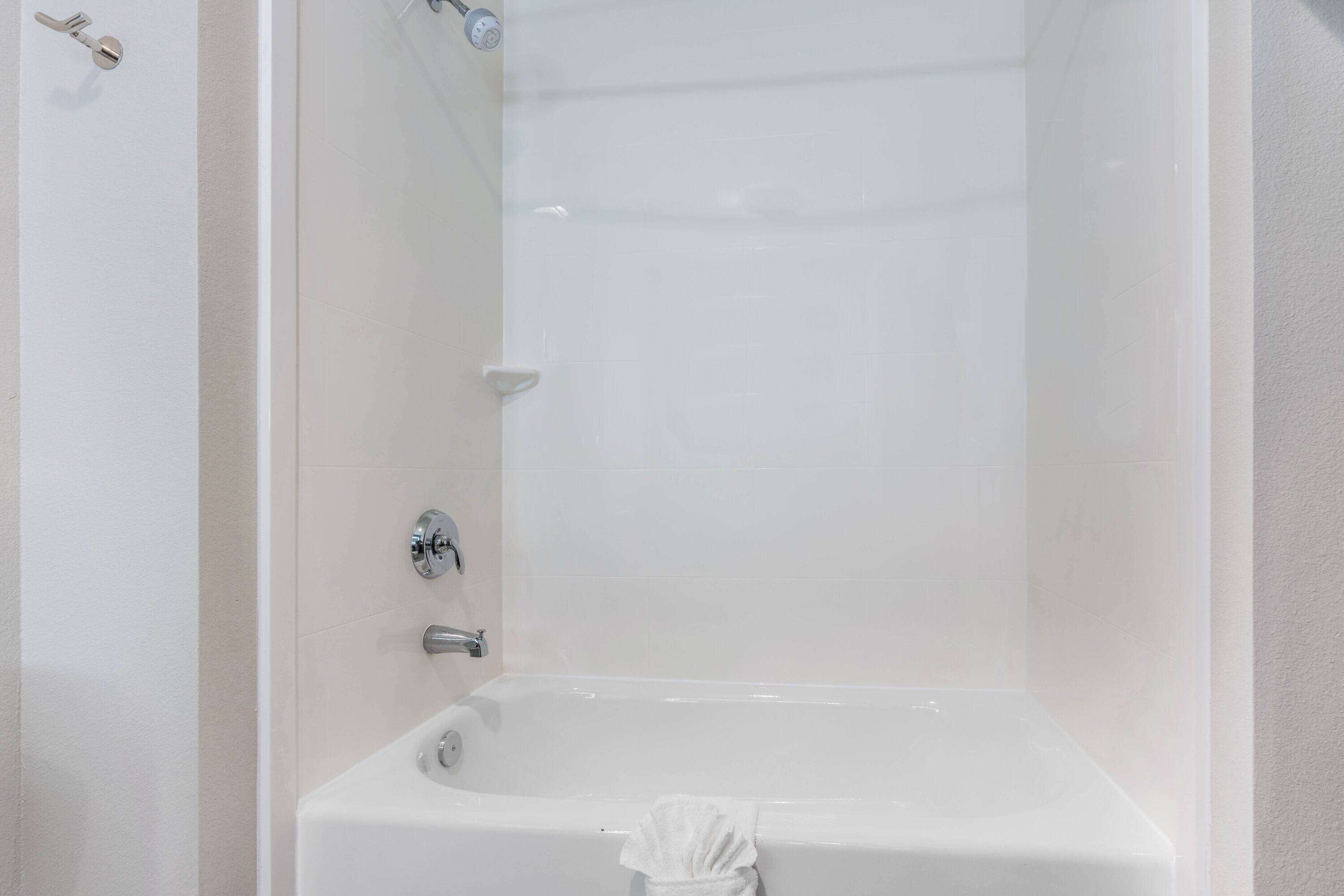 combined shower/bathtub, hair dryer, towels