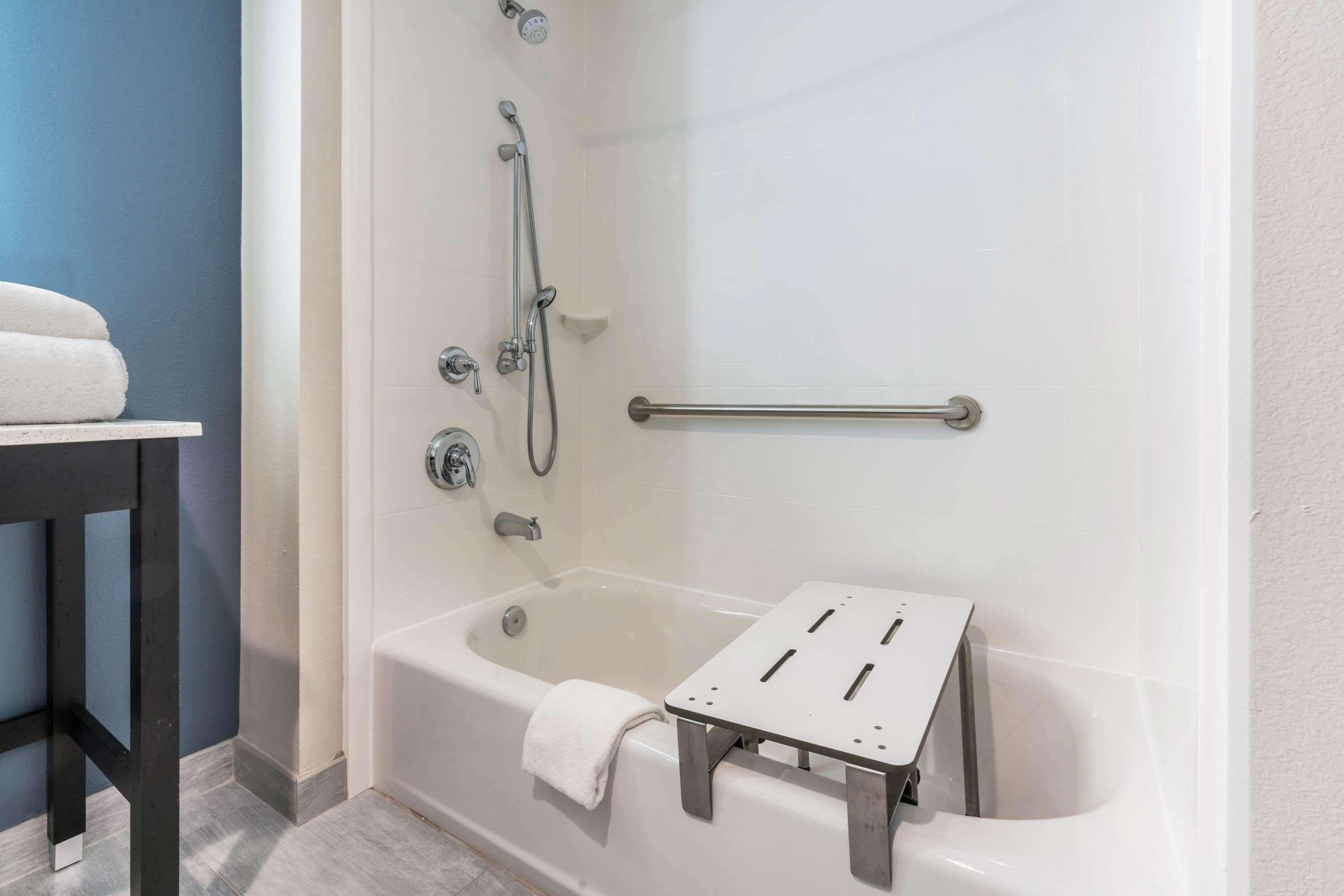 combined shower/bathtub, hair dryer, towels