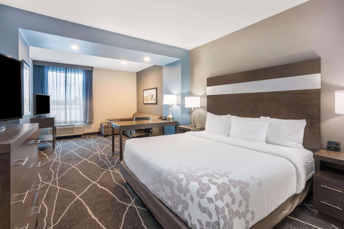 Deluxe Room, 1 King Bed, Non Smoking | Pillowtop beds, desk, blackout drapes, iron/ironing board