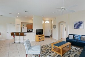 Hus, 5 soverom, privat basseng | Oppholdsområde | Flatskjerm-TV