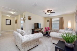 House, 6 Bedrooms | Living room