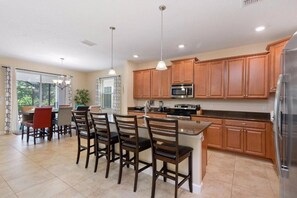 House, 6 Bedrooms | Private kitchen | Fridge, microwave, oven, stovetop