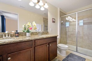 House, 6 Bedrooms | Bathroom