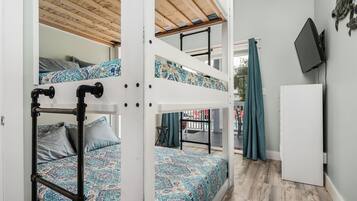 5 slaapkamers, een strijkplank/strijkijzer, reisbedje, gratis wifi