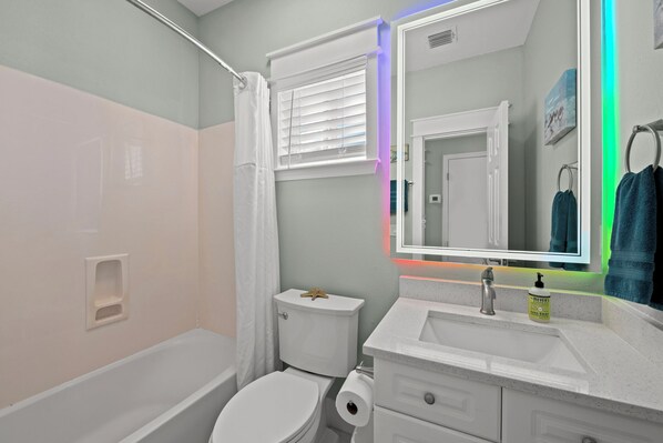 A bathroom with a toilet, sink, and bathtub. - COZY & CLOSE TO BEACH, VERY CLEAN, PRIVATE POOL, PET FRIEND FEE, LSV DISCOUNT (Destin)