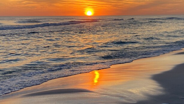 A beach with the sun setting over the ocean, creating a calm and serene atmosphere. - COZY & CLOSE TO BEACH, VERY CLEAN, PRIVATE POOL, PET FRIEND FEE, LSV DISCOUNT (Destin)