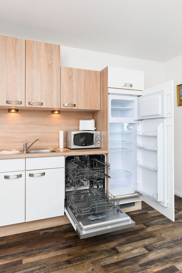 Køleskab, mikrobølgeovn, ovn, opvaskemaskine