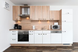 Kühlschrank, Mikrowelle, Ofen, Geschirrspüler