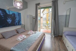 Premium bedding, individually furnished, desk, laptop workspace - Cineroma Guesthouse (Rome)