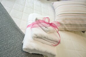 Business-Vierbettzimmer | Hochwertige Bettwaren, individuell eingerichtet, Schreibtisch