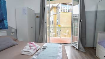 Classic-Vierbettzimmer, 1 Schlafzimmer, Nichtraucher, Stadtblick | Wohnbereich