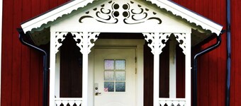 Twee slaapkamers met ruimte voor 6 personen, open haard, fietsen, kano's, vissen.