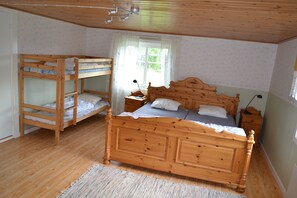 2 bedrooms, desk, travel cot, free WiFi