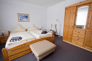 2 bedrooms, travel cot, WiFi, bed sheets