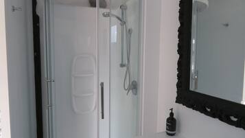 Douche, sèche-cheveux, serviettes fournies, savon