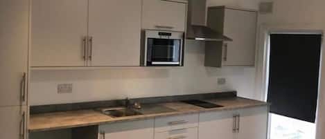 Full-size fridge, microwave, oven, stovetop