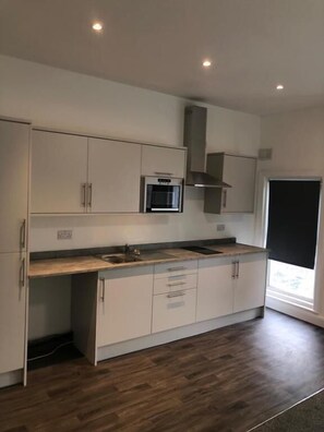 Refrigerador con freezer, microondas, horno, placa de cocina