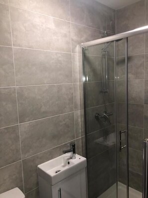Douche, articles de toilette (gratuits), séchoir à cheveux