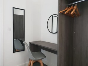 Escritorio, sistema de insonorización, wifi gratis y ropa de cama 