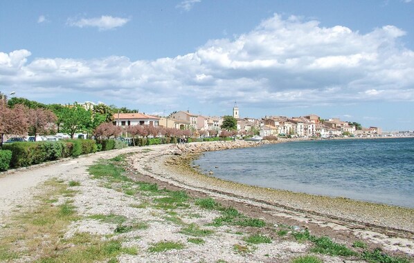 Un pueblo costero con playa, edificios y cielo despejado.