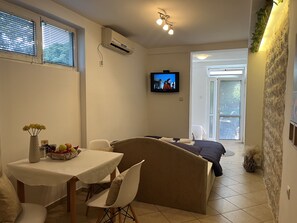 Estudio | Zona de estar | Una televisión de pantalla plana