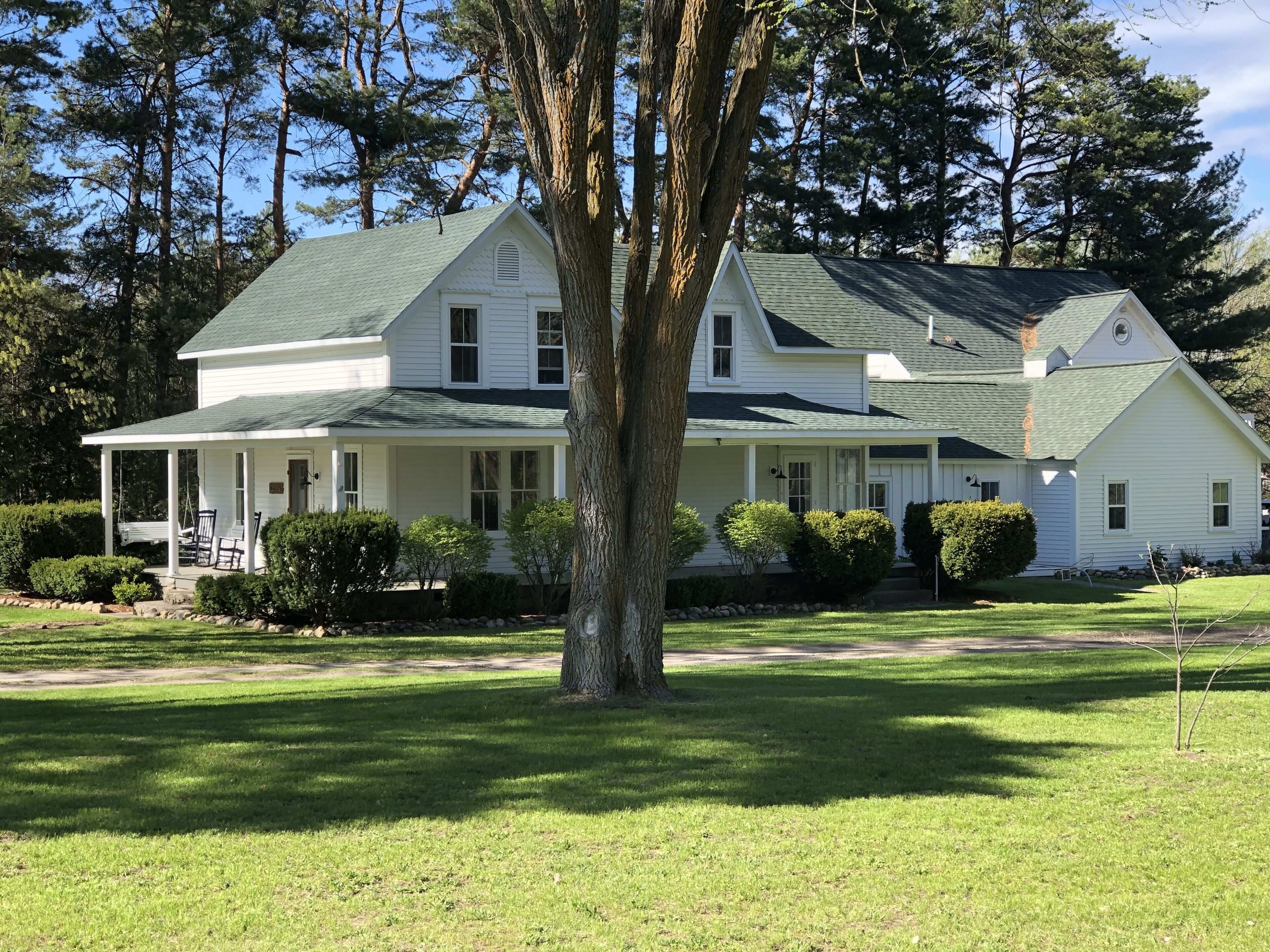 Countryside Farmhouse in Elk Rapids-5 bedrooms-4.5 bath Sleeps 10
