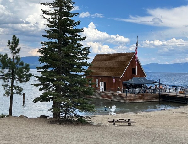 Playa en los alrededores, camastros y toallas de playa 