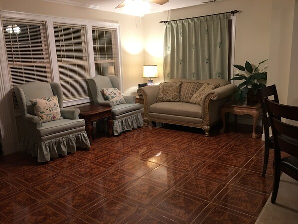 3 多间卧室、高档床上用品、羽绒被、客房内保险箱