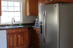 Family House, 3 Bedroom 2 Bath (sleeps 6) | Living room | 52-inch LED TV with digital channels, TV, Netflix - Sweethome303 (Rockville)