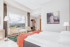 Panoramic-Vierbettzimmer | Hochwertige Bettwaren, Schreibtisch, Verdunkelungsvorhänge