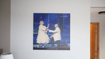 Fotografía enmarco de una presentación escénica titulada “Czardasfyrstinnen 2012” de RINGSAKEROPERAEEN, expuesta en una pared.