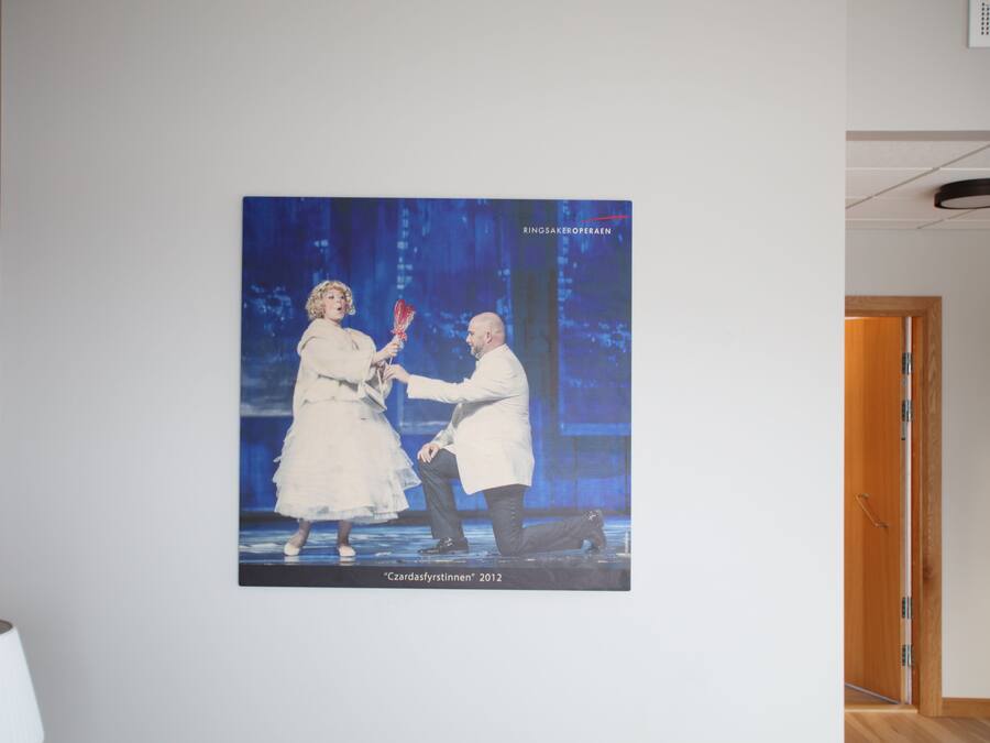 Fotografía enmarco de una presentación escénica titulada “Czardasfyrstinnen 2012” de RINGSAKEROPERAEEN, expuesta en una pared.