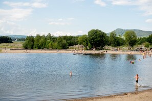 In Strandnähe, weißer Sandstrand