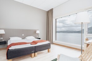 Habitación triple panorámica | Ropa de cama de alta calidad, escritorio, cortinas opacas y wifi gratis
