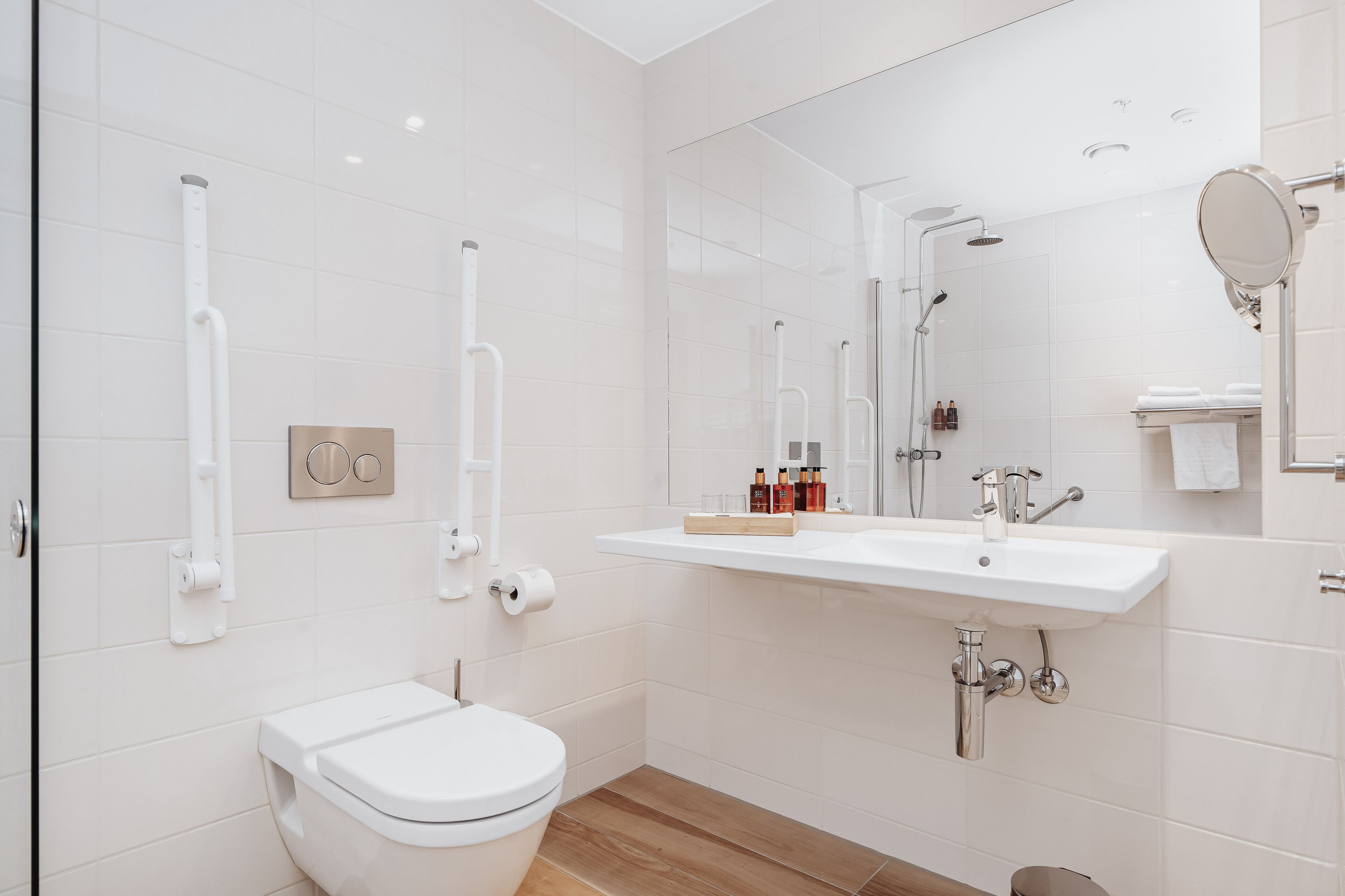 panoramic triple room | bathroom | shower, free toiletries, hair dryer, heated floors