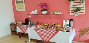 Free daily English breakfast