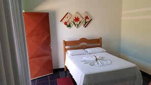 Habitación doble | Minibar, escritorio, cortinas blackout y tabla de planchar con plancha 