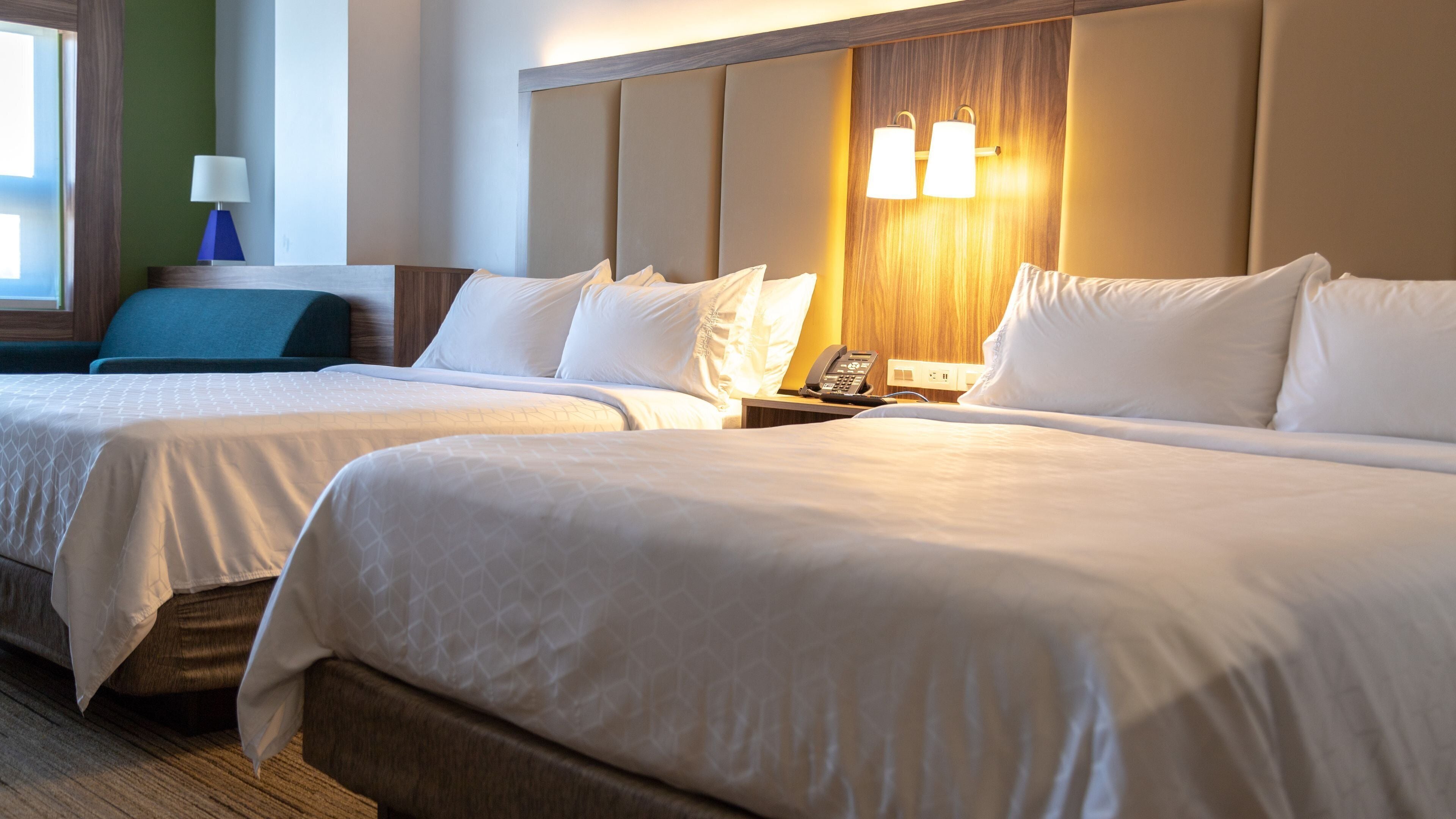 Suite, Beberapa Tempat Tidur | Brankas, meja kerja, ruang kerja ramah laptop, dan tirai kedap cahaya