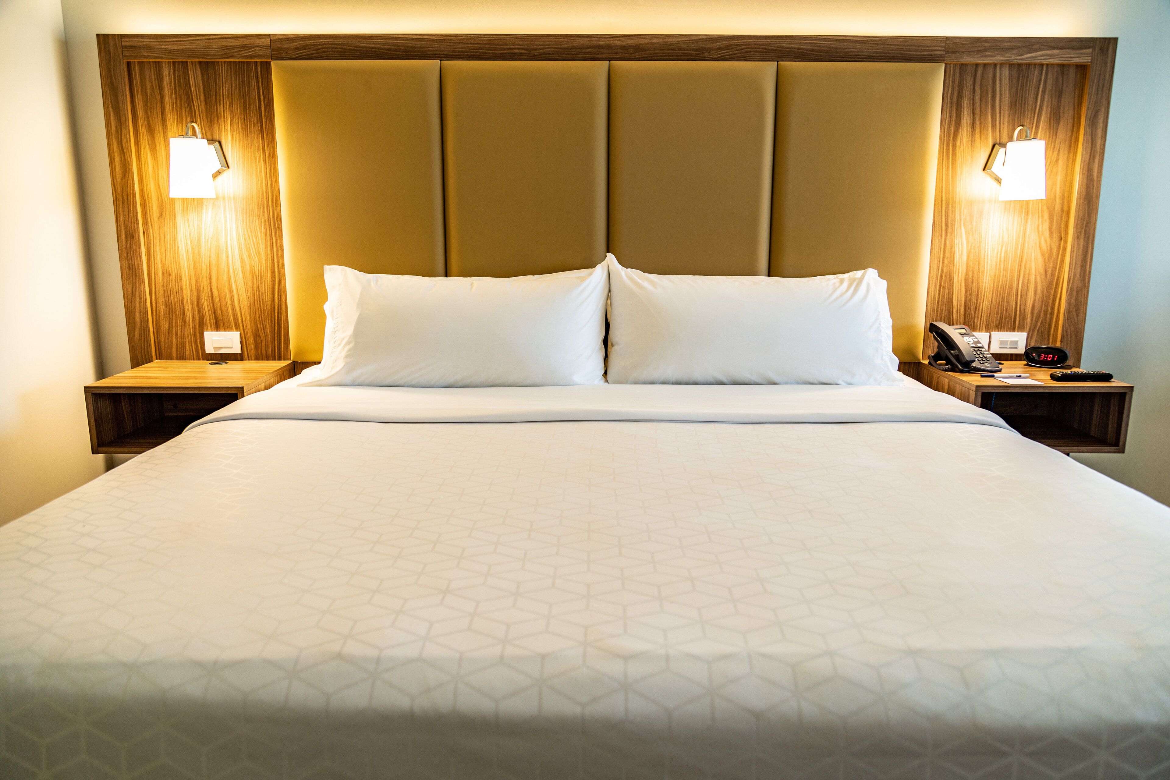 Chambre Standard, 1 très grand lit (Walk-In Shower) | Coffre-fort, bureau, espace de travail pour ordinateurs portables