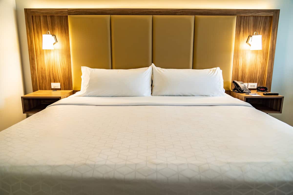 Chambre Standard, 1 trĂšs grand lit (Walk-In Shower) | Coffre-fort, bureau, espace de travail pour ordinateurs portables