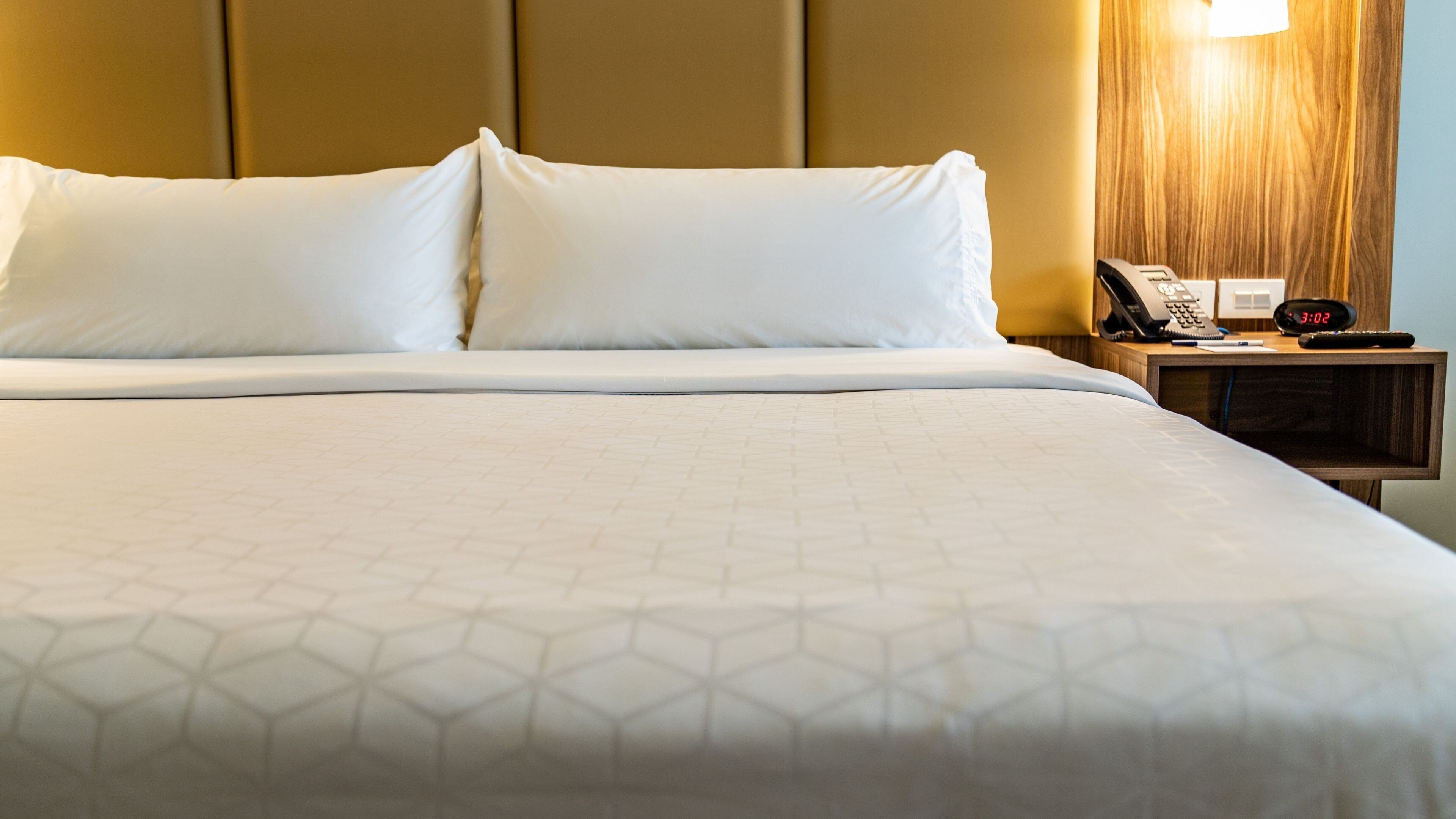 Standard Room, 1 King Bed, Accessible | In-room safe, desk, laptop workspace, blackout drapes