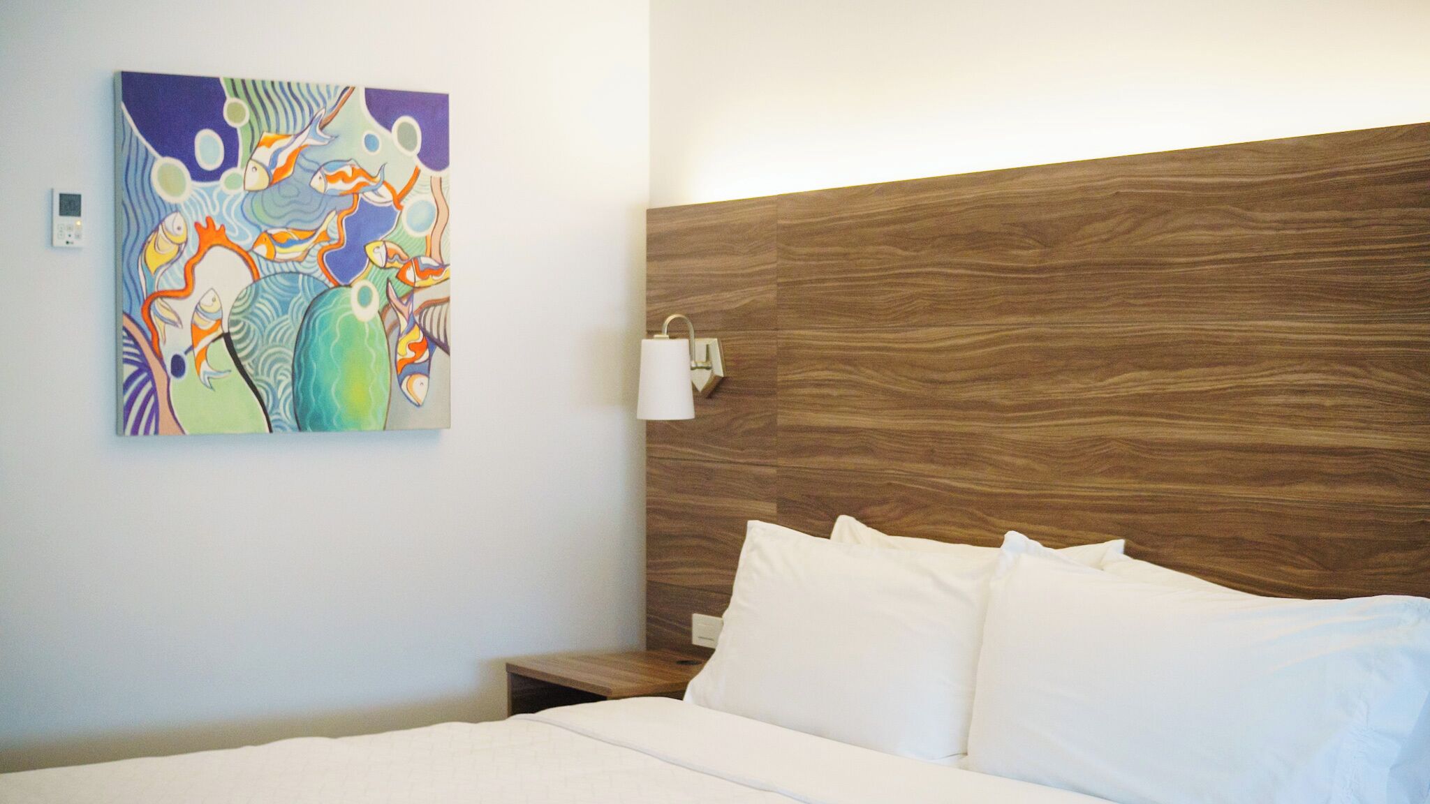 Standard Room, 1 King Bed | In-room safe, desk, laptop workspace, blackout drapes