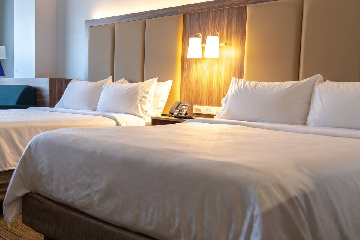 Suite, Beberapa Tempat Tidur | Brankas, meja kerja, ruang kerja ramah laptop, dan tirai kedap cahaya