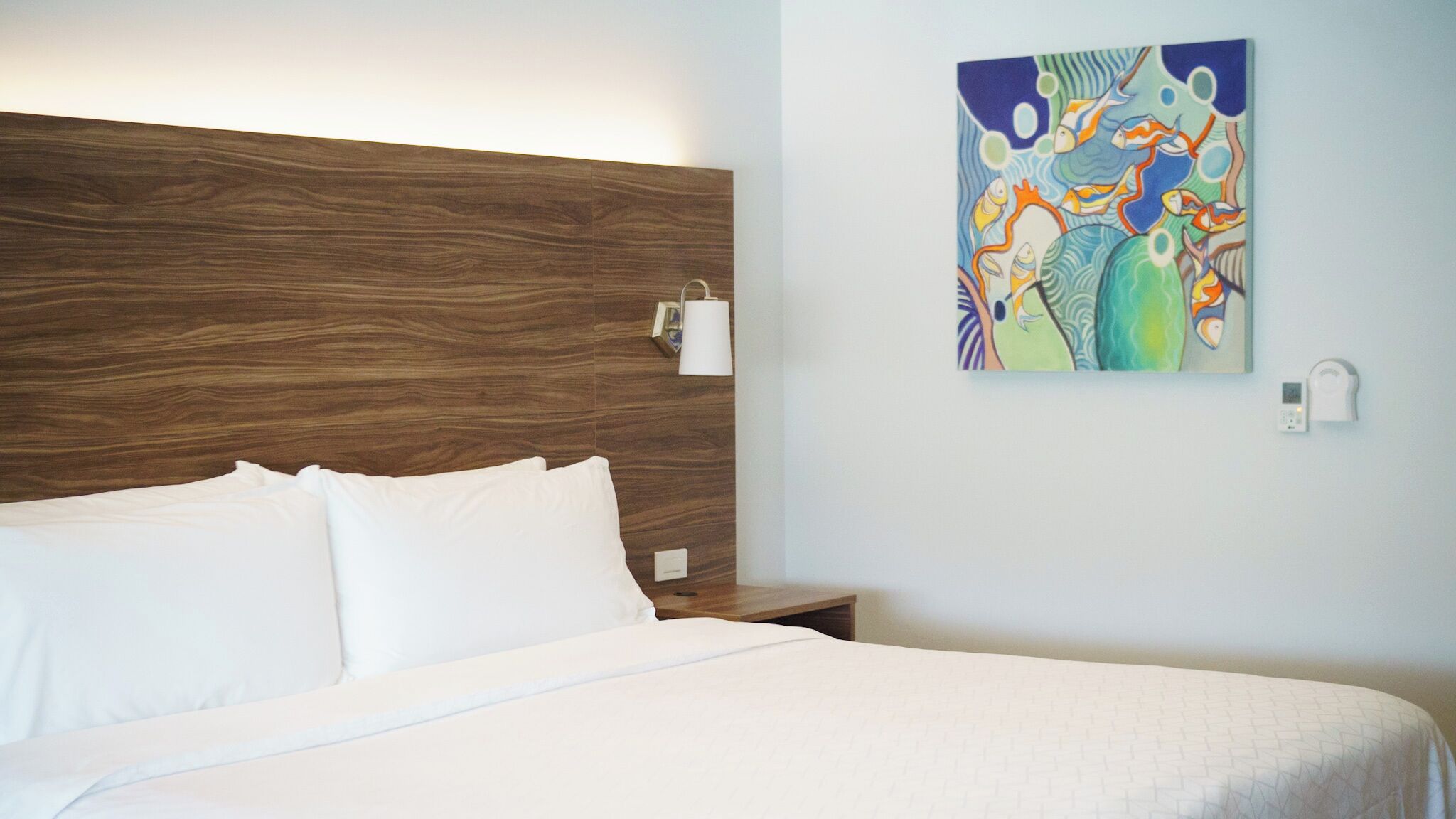 Standard Room, 1 King Bed, Accessible | In-room safe, desk, laptop workspace, blackout drapes