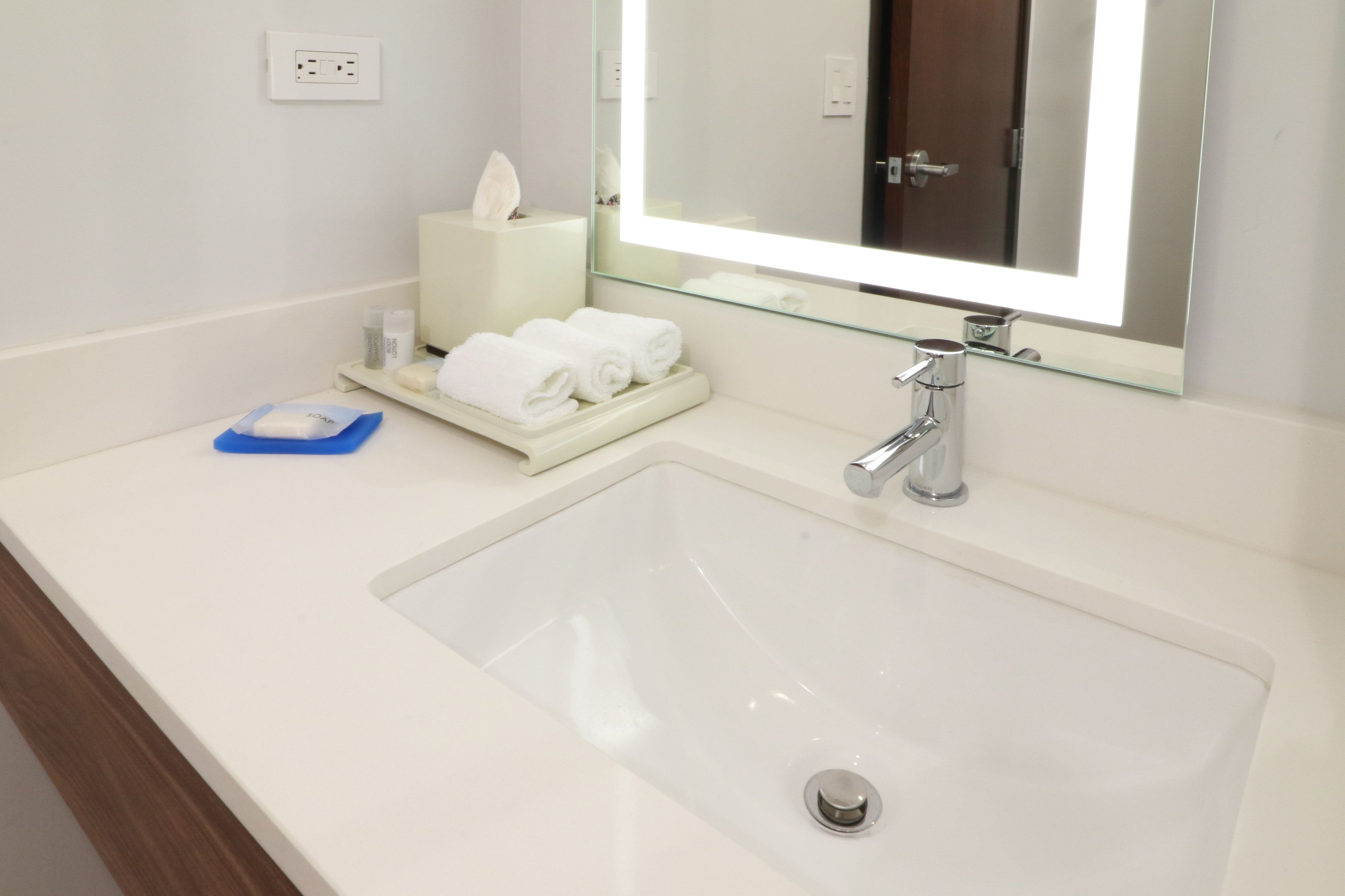 shower, rainfall showerhead, free toiletries, hair dryer