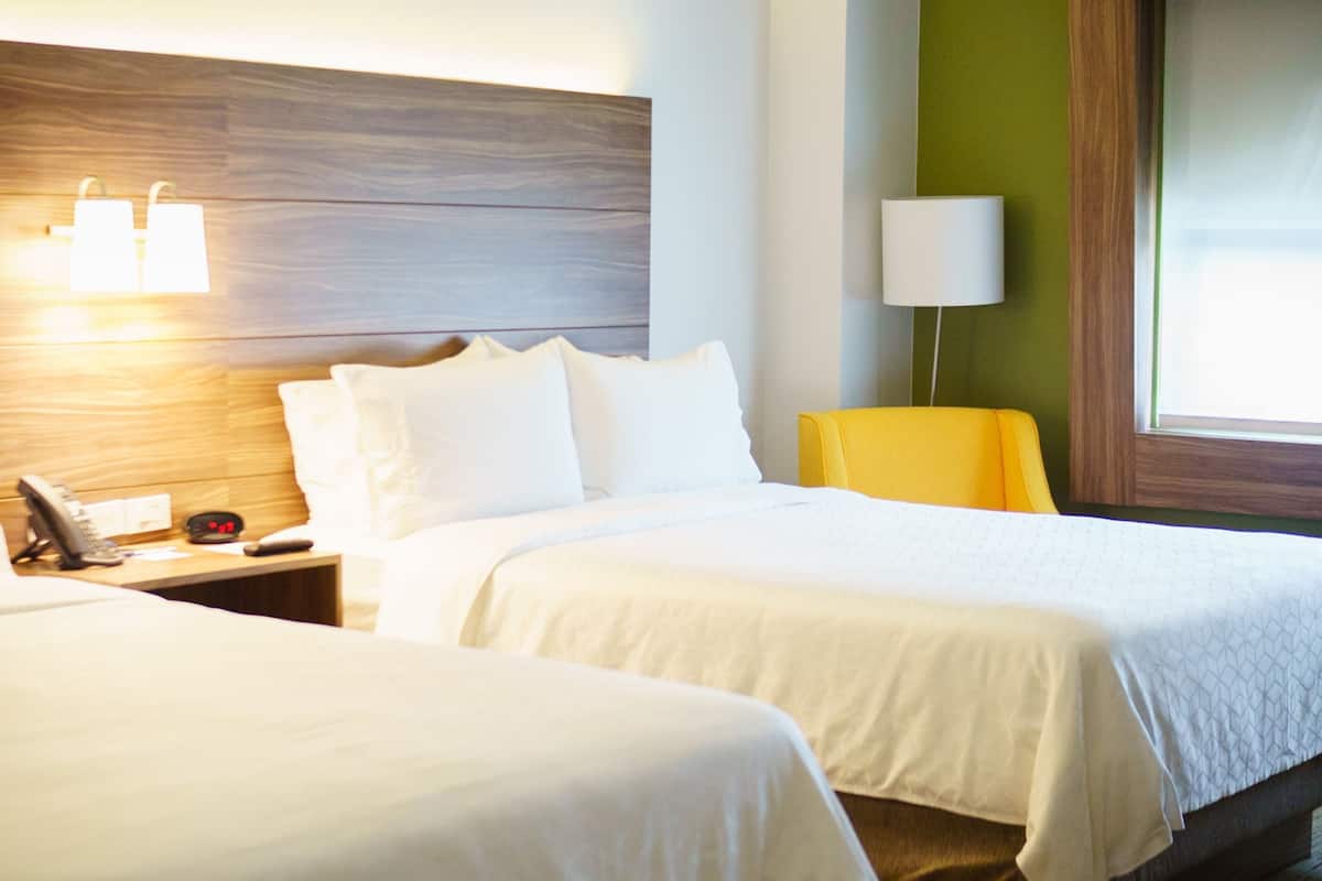 Suite, 2 Tempat Tidur Queen | Brankas, meja kerja, ruang kerja ramah laptop, dan tirai kedap cahaya