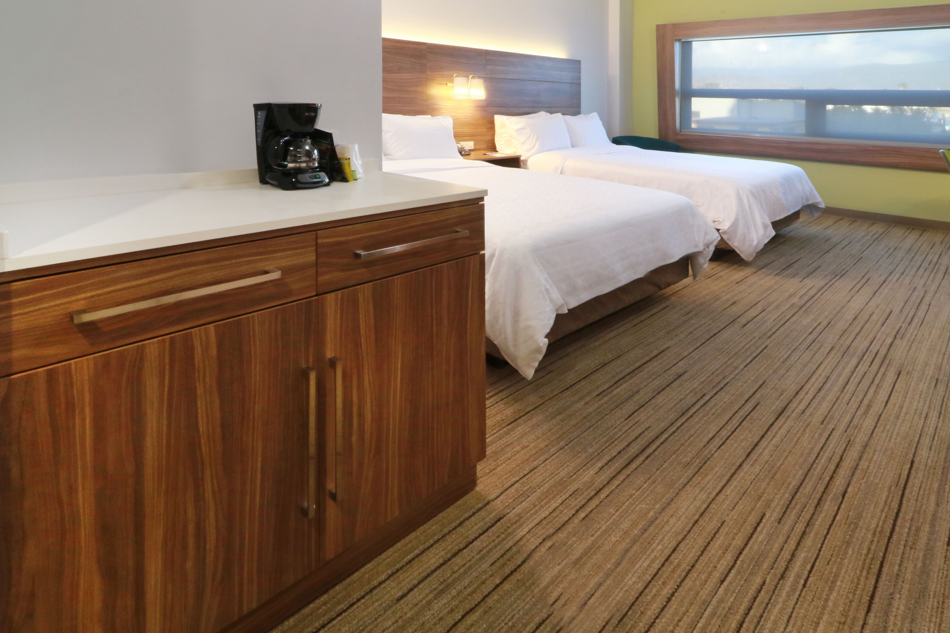 Coffre-fort, bureau, espace de travail pour ordinateurs portables