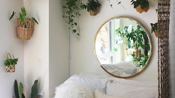 Chambre Double Tradition, salle de bains commune | Décoration personnalisée, rideaux occultants, fer et planche à repasser